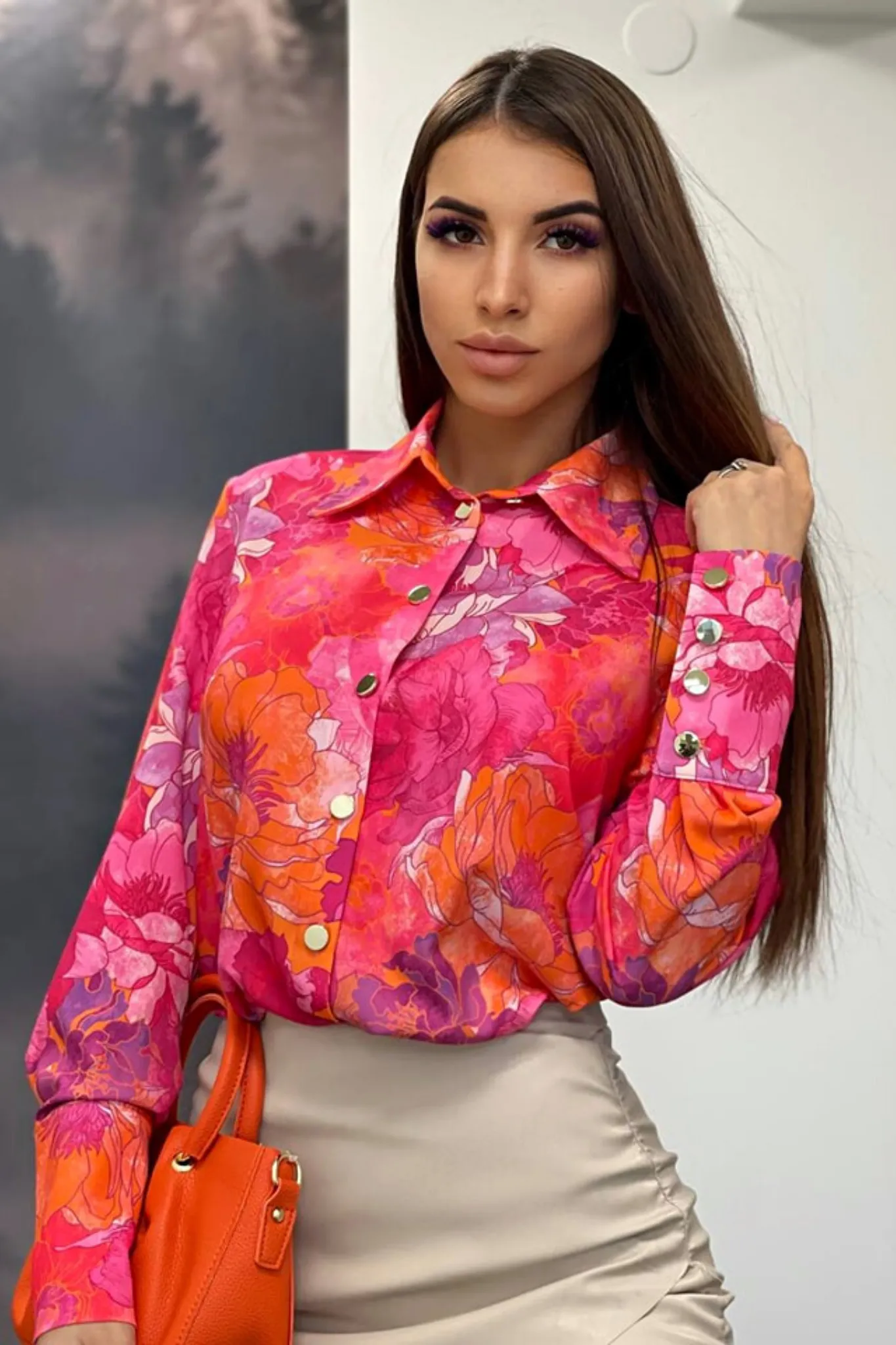 Camicia elegante arancione e fucsia a fantasia floreale con bottoni dorati