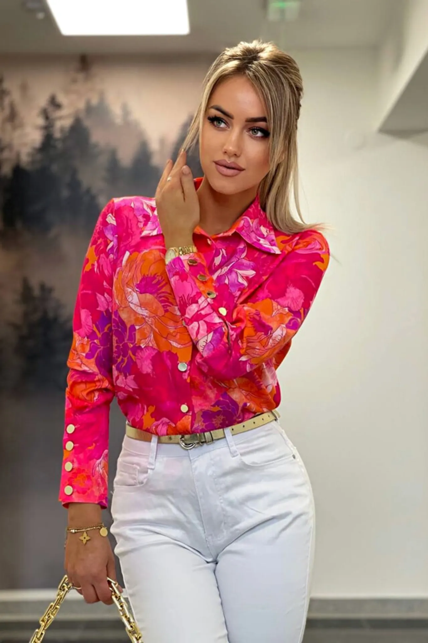 Camicia elegante arancione e fucsia a fantasia floreale con bottoni dorati