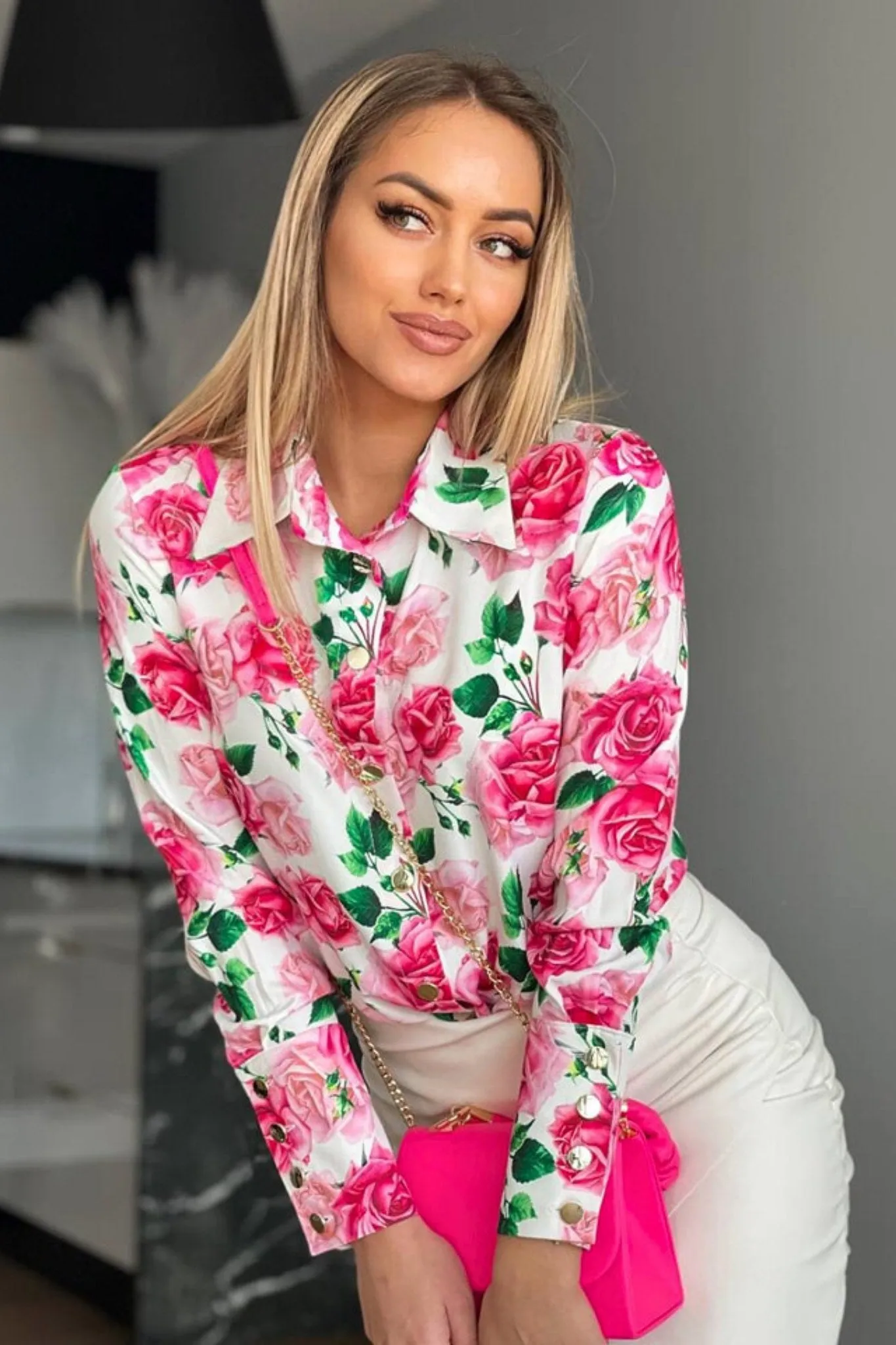 Camicia elegante bianca a fantasia floreale rose rosa con bottoni dorati