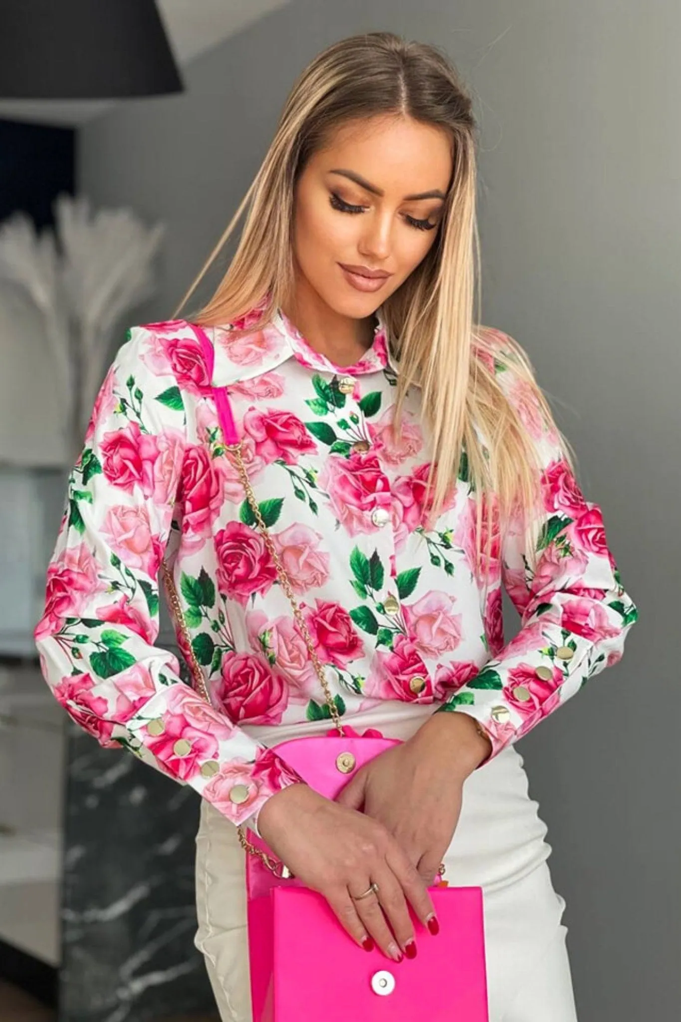 Camicia elegante bianca a fantasia floreale rose rosa con bottoni dorati