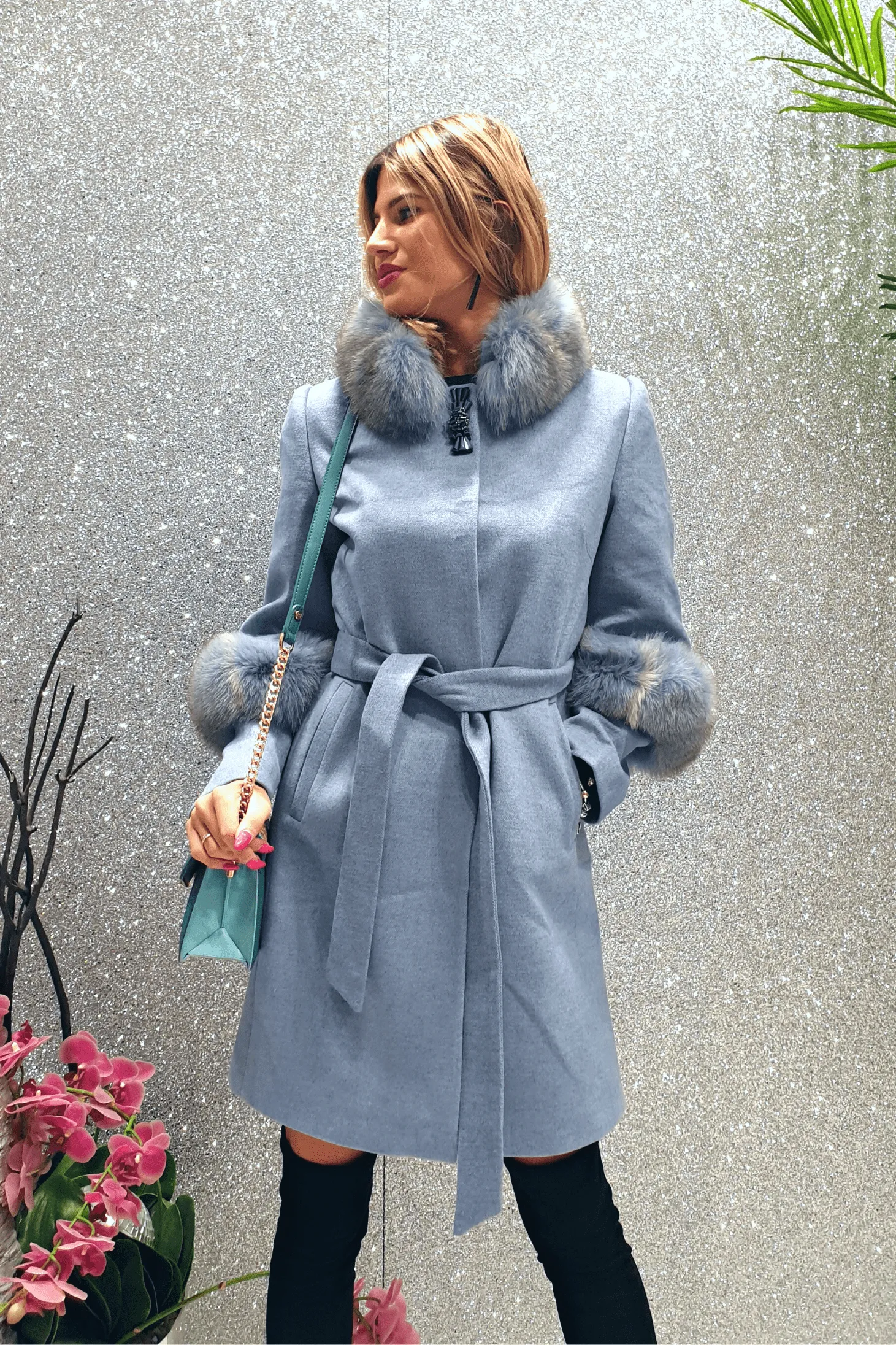 Cappotto celeste invernale a collo alto accessoriato con spilla decorativa e pelo naturale