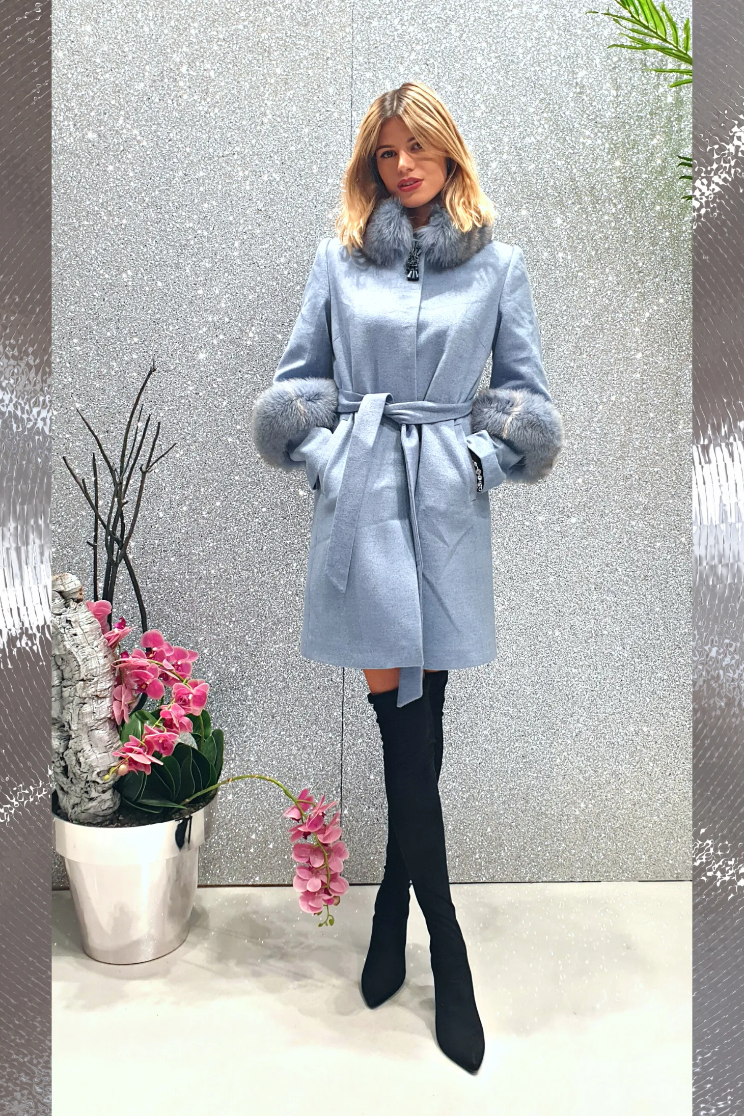 Cappotto celeste invernale a collo alto accessoriato con spilla decorativa e pelo naturale